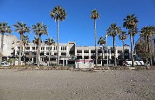 Marmaris’te belediye binasının yıkımı başladı