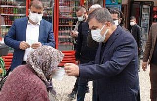 Maskesiz dışarı çıkan kadına Vali kendi elleriyle...