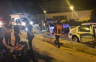 Mersin’de 2 otomobil kafa kafaya çarpıştı: 1’i...
