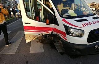 Mersin’de ambulans ile otomobil çarpıştı: 1...
