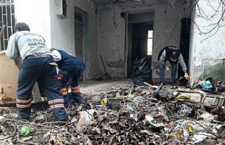 Mersin’de terk edilmiş evden 4 römork çöp çıkarıldı