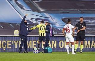 Mesut Özil sahayı sedyeyle terk etti