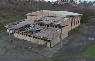 Metruk bina tespiti yapılan 35 yıllık spor salonuna...