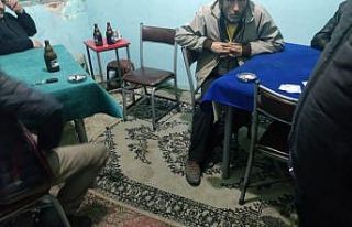 Metruk binada kumar oynarken yakalandılar