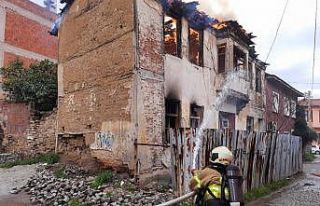 Metruk ev alevlere teslim oldu