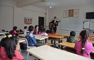 Mezun olduğu okulda müdür oldu, gitarıyla konser...