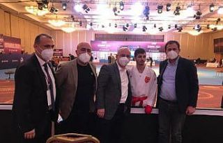 Milli karateciden altın madalya