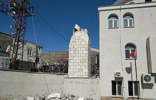 Minare evin üzerine devrildi