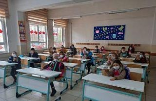 Minik öğrencilere okuma yazma etkinliği