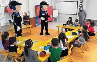 Minik öğrencilere polis tarafından bilgilendirme...