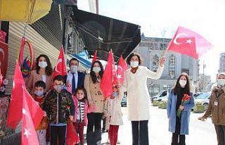 Miniklerden esnafa Türk Bayrağı