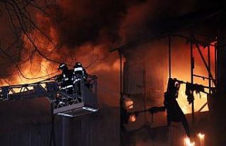 Mobilyacılar çarşısında yangın: 5 dükkan alevlere...