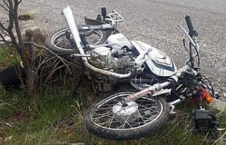 Motosiklet ile otomobil çarpıştı: 1 ağır 2 kişi...