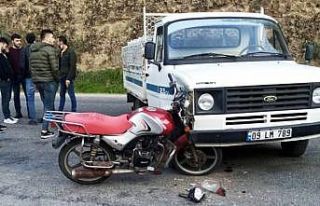 Motosiklet kamyonete ok gibi saplandı