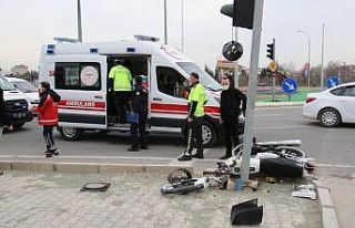Motosiklet önce kaldırıma sonra direğe çarptı:...