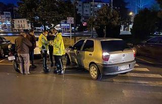 Motosiklet, otomobile çarptı: 1 yaralı