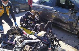 Motosiklet, otomobile çarptı: 2 yaralı