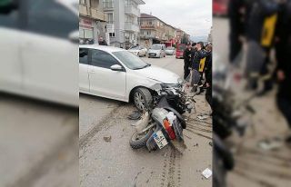 Motosiklet sürücüsü, kaskı sayesinde kazayı...