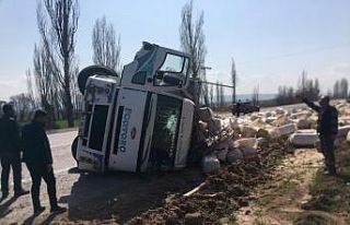 Motosiklet sürücüsüne çarpmamak için kaza yaptı