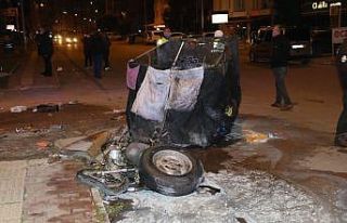 Motosikletine çarptıkları çöp toplayıcı genci...