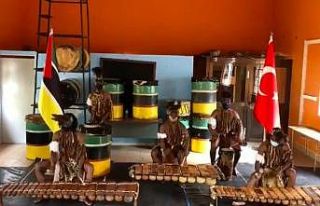 Mozambikli sanatçılardan İstiklal Marşı
