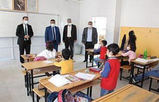 Müdür Tunçmen, okullarda incelemede bulundu