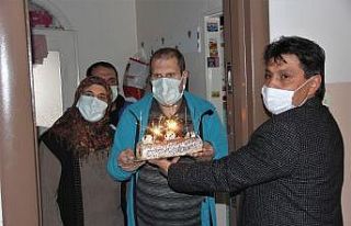 Muhtardan, engelli kardeşlere doğum günü sürprizi