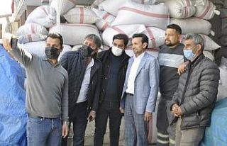 Muhtarın gözleri Van kedisini andırıyor