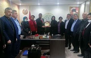 Muhtarlardan Akın’a plaket