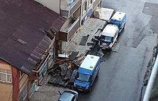 Muş’ta şiddetli fırtına çatıları uçurdu,...