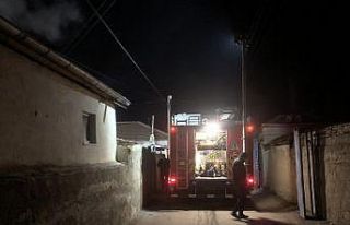 Müstakil evin çatısında çıkan yangın söndürüldü