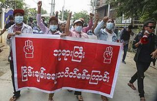 Myanmar’da cuntanın göstericilere kanlı müdahalesi...