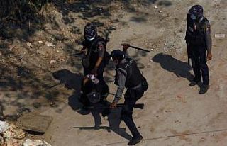 Myanmar’da güvenlik güçlerinden protestoculara...