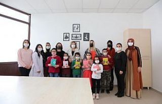 Nejla Savran ve kursiyer kadınlar kitap okudu
