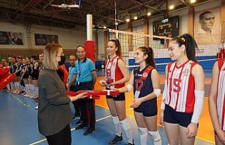 Nevşehir Valisi Becel, kadın sporculara karanfil...