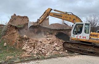Nevşehir’de metruk binalar yıkılıyor
