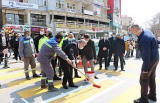 Niğde Valisi Yılmaz Şimşek, yayalar için kırmızı...