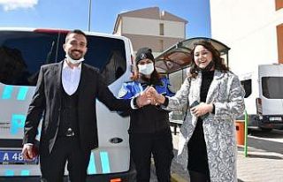 Nişanlısına evlilik teklifi etmek için polis ekiplerinden...