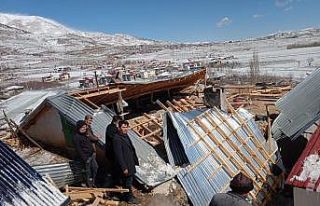 Nurhak’ta şiddetli rüzgar çatıları uçurdu
