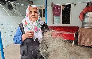 O ağları örüyor kocası balık avlıyor
