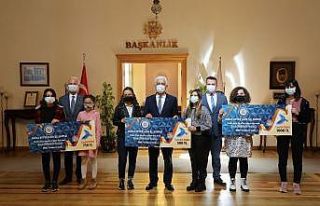 Ödülleri Başkan Gürün verdi