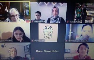 Öğrenciler, yazar Gülten Dayıoğlu ile söyleyişi...