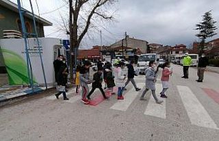 Öğrencilere kırmızı düdük, sürücülere broşür...
