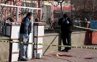 Öğretmen, tartıştığı komşusunu kafasından...