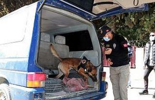 Okul önlerinde özel harekat destekli narkotik köpekli...