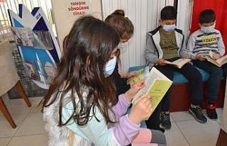 Okuma köşesinde birlikte kitap okuyorlar