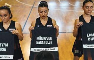 Öldürülen kadınların isimleri formalarda