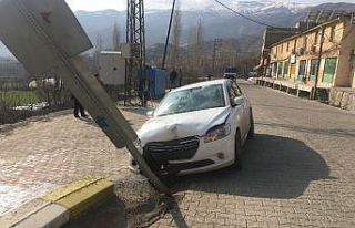 Önce uyarı levhasına, ardından duvara çarpıp...