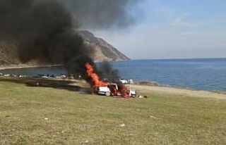 Önünde piknik yaptıkları araç cayır cayır yandı