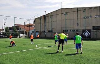 Orta riskli Denizli’de halı sahalar açıldı